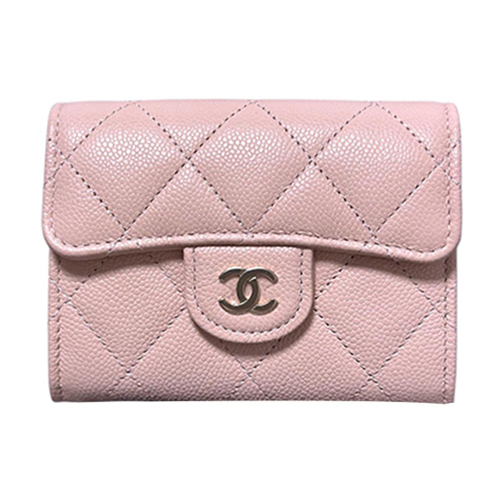 CHANEL Классический кошелек-клатч с тиснением под кожу личи и металлической застежкой в цвете вишневого розового
CHANEL Классический кошелек-клатч с тиснением под кожу личи и металлической застежкой в цвете вишневого розового