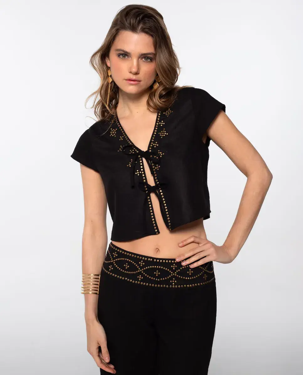 Женская блузка с V-образным вырезом и заклепками The-Are, белый
Женская блузка с V-образным вырезом и заклепками The-Are, белый