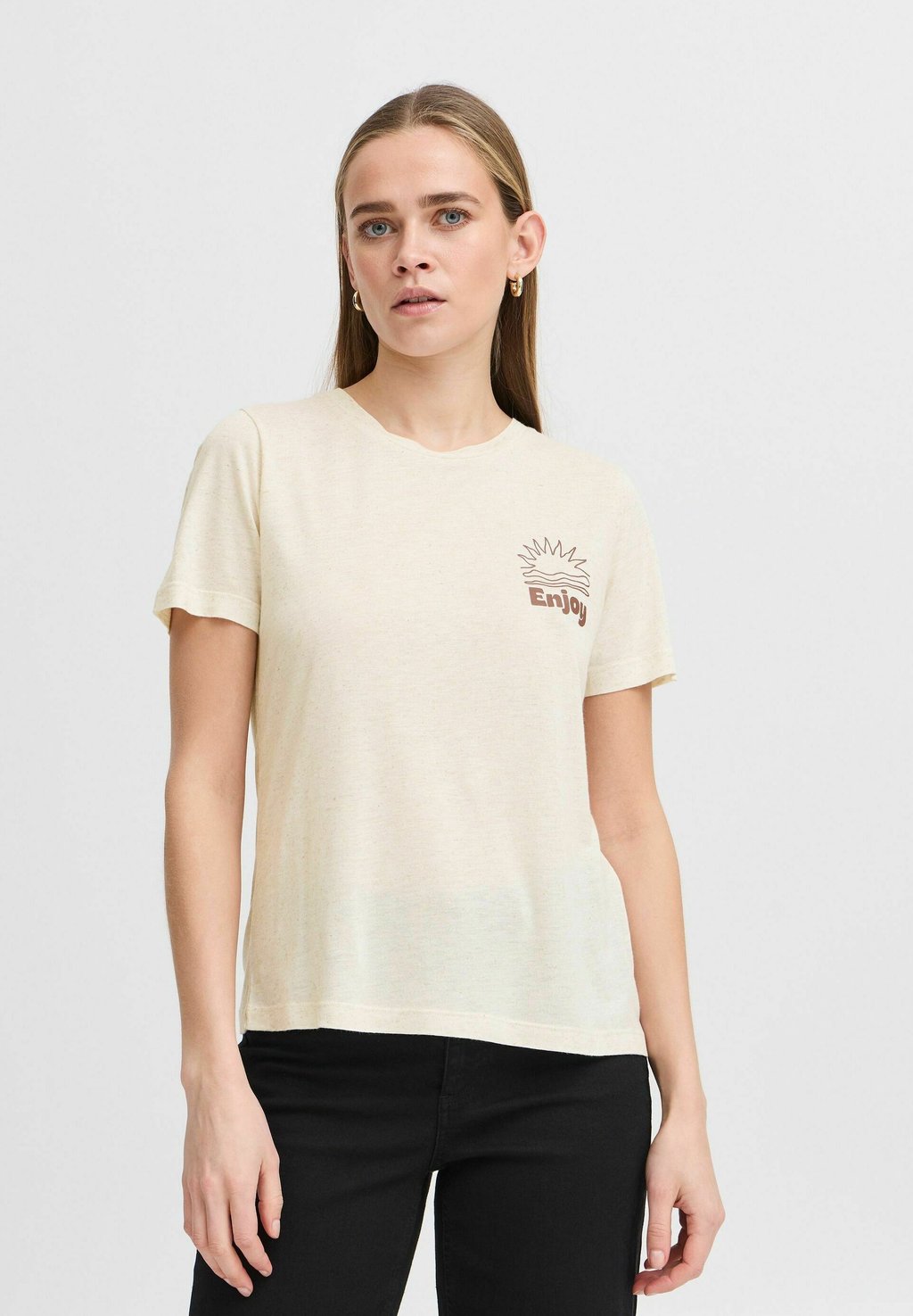 Футболка с принтом IHOHANA ICHI, бежевый
Футболка с принтом IHOHANA ICHI, бежевый