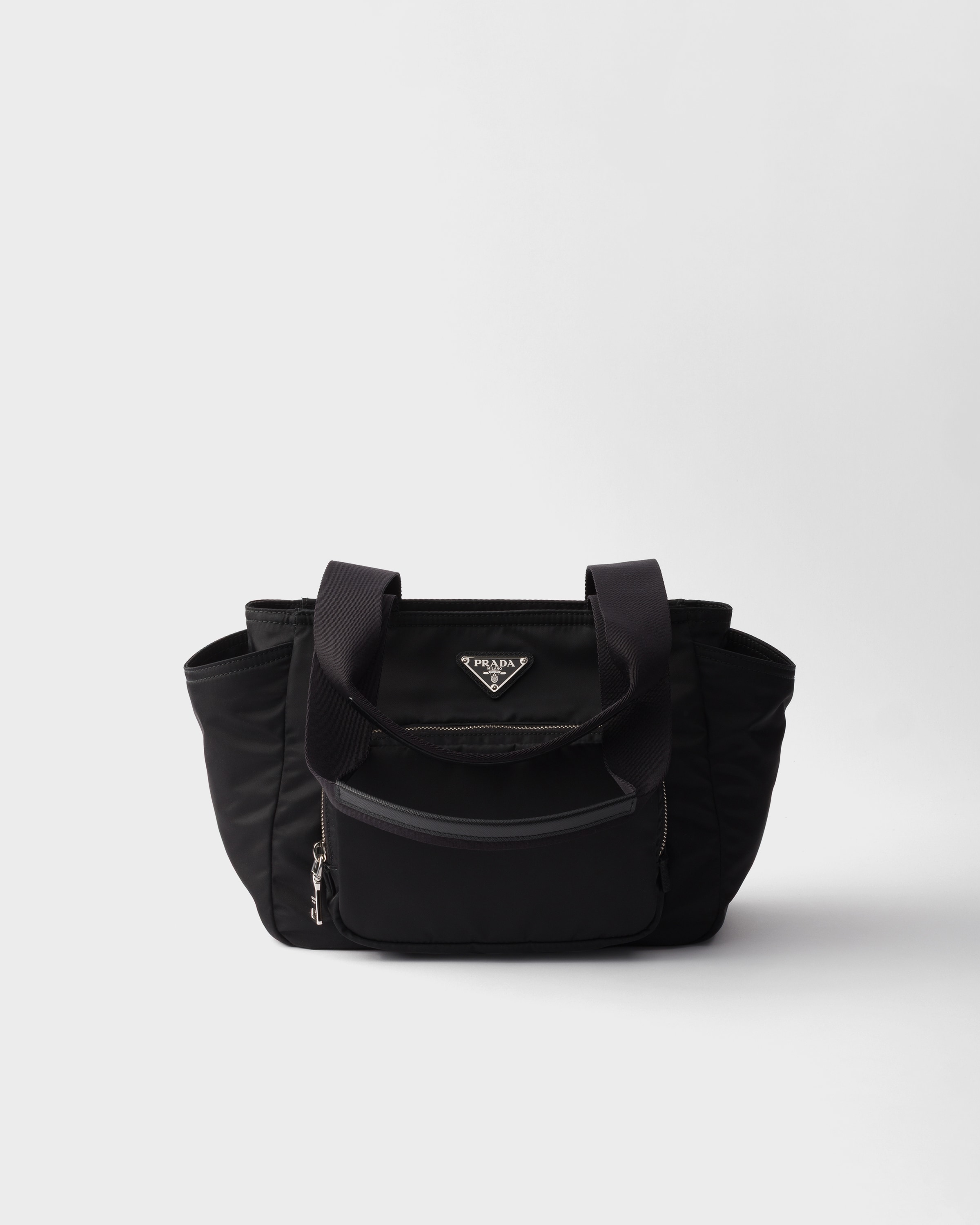 Сумка-тоут из переработанного нейлона Prada, черный
Сумка-тоут из переработанного нейлона Prada, черный