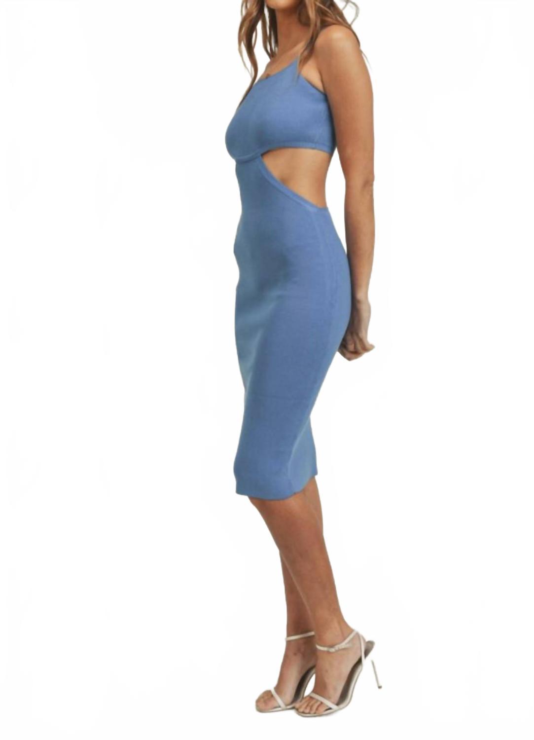 Спортивное платье-миди с лямками-спагетти и вырезами по бокам и на спине в синем цвете MABLE
Спортивное платье-миди с лямками-спагетти и вырезами по бокам и на спине в синем цвете MABLE