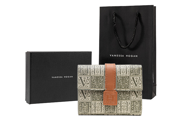 Vanessa Hogan Женский кошелек с монограммой, Зеленый
Vanessa Hogan Женский кошелек с монограммой, Зеленый