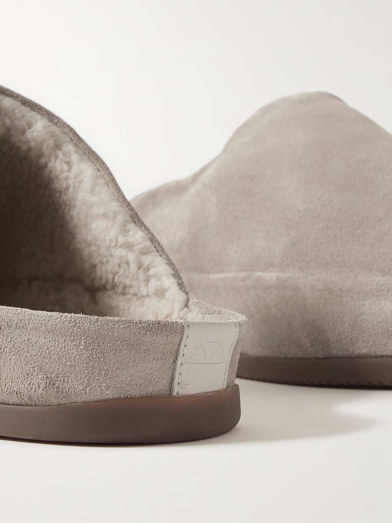 Тапочки из замши с подкладкой из овчины MULO, цвет Mushroom
Тапочки из замши с подкладкой из овчины MULO, цвет Mushroom