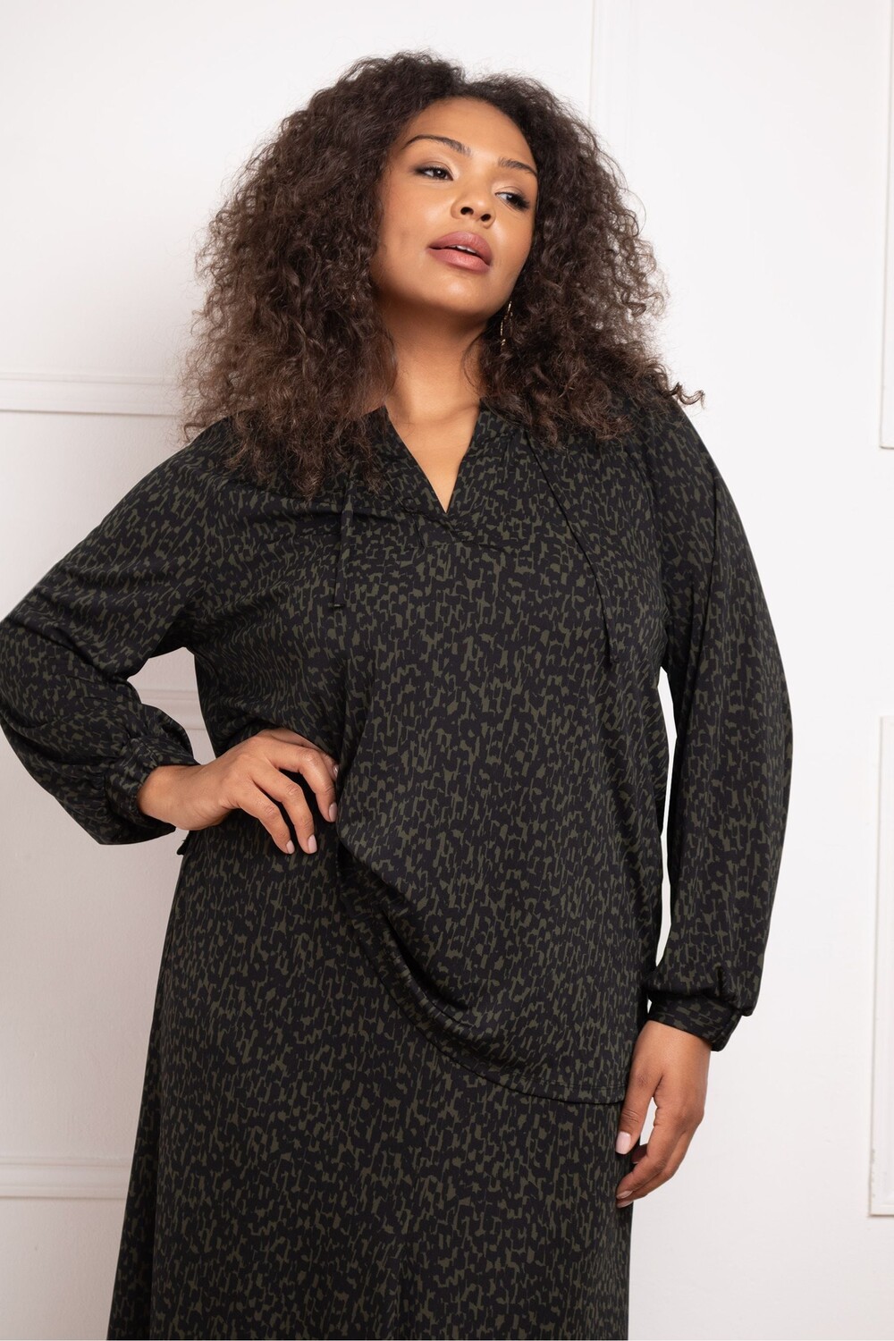 Блузка цвета хаки с принтом «точка» из трикотажного джерси с v образным вырезом и рукавами реглан Live Unlimited, зеленый
Блузка цвета хаки с принтом «точка» из трикотажного джерси с v образным вырезом и рукавами реглан Live Unlimited, зеленый