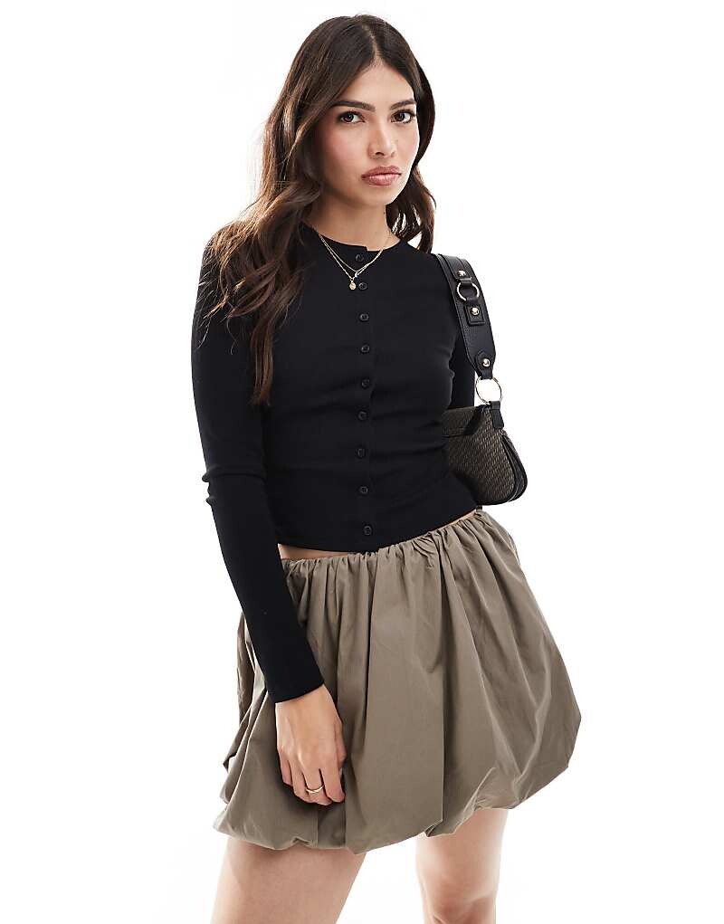 Miss Selfridge – Черный кардиган в рубчик с планкой на пуговицах и круглым вырезом
Miss Selfridge – Черный кардиган в рубчик с планкой на пуговицах и круглым вырезом