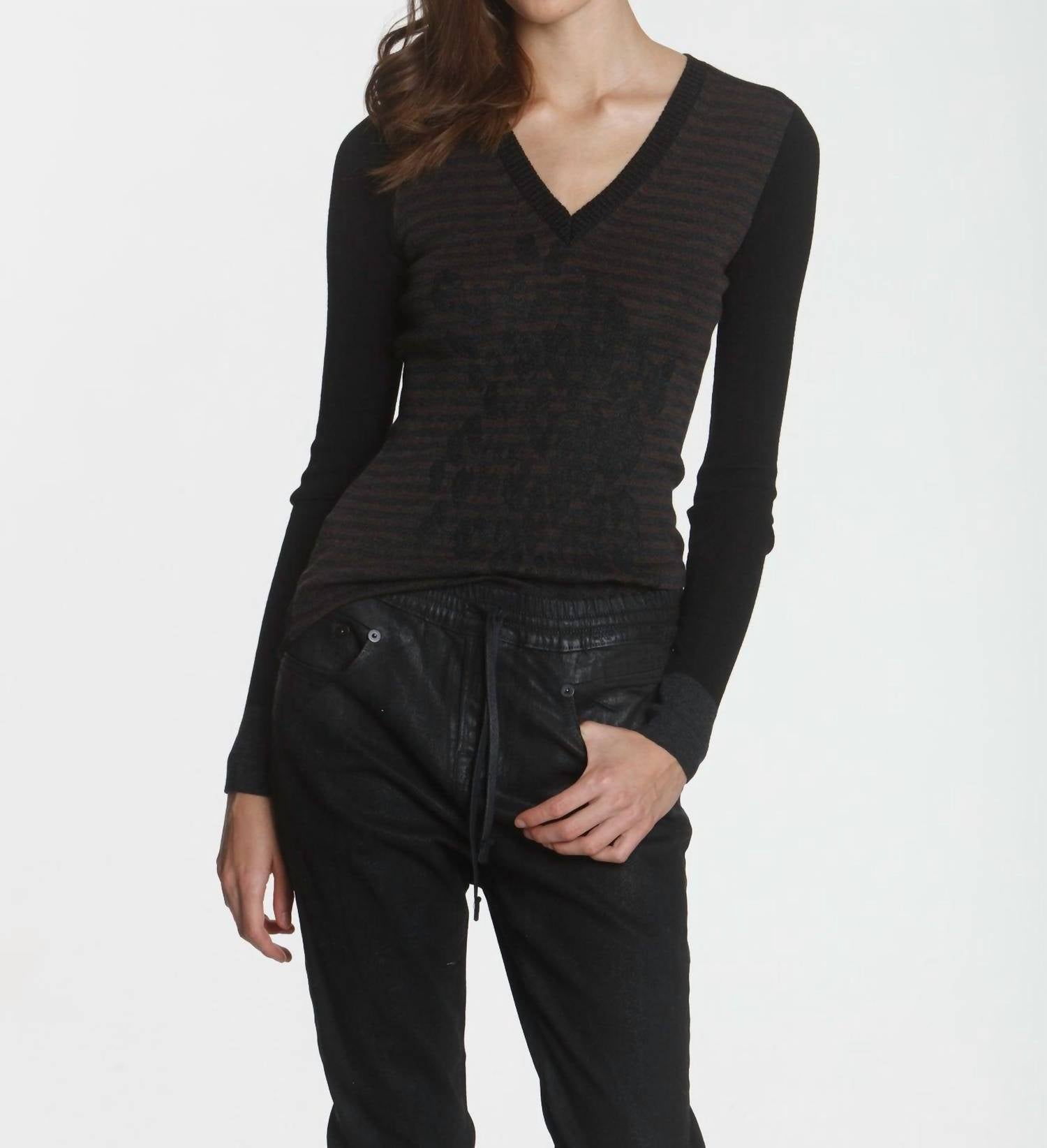 Женский топ Leo с V-образным вырезом и леопардовым принтом в коричневом цвете LABEL+thread
Женский топ Leo с V-образным вырезом и леопардовым принтом в коричневом цвете LABEL+thread