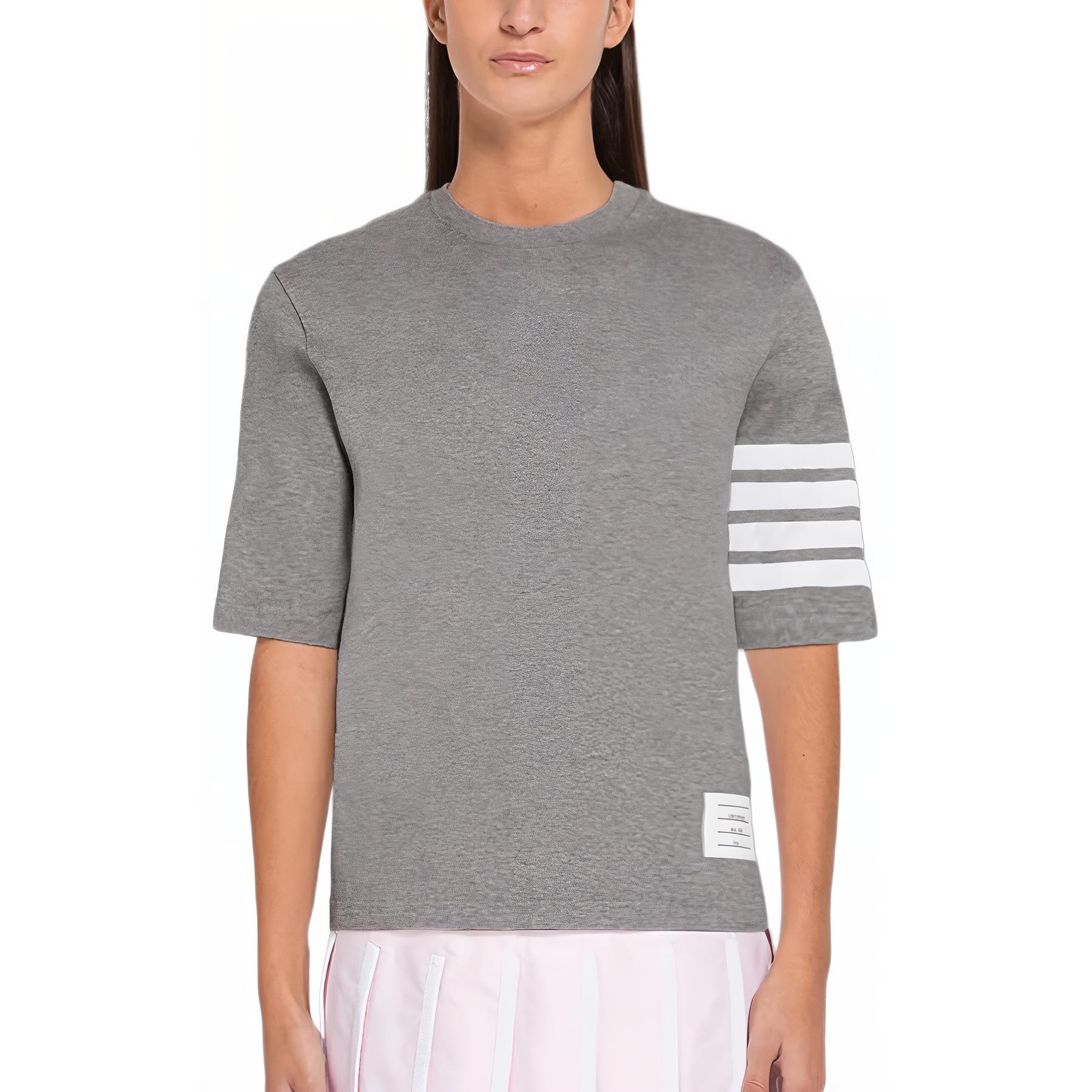 Футболка THOM BROWNE с принтом 4 Bar Stripe 2003, серая, Серый, Футболка THOM BROWNE с принтом 4 Bar Stripe 2003, серая
Футболка THOM BROWNE с принтом 4 Bar Stripe 2003, серая, Серый, Футболка THOM BROWNE с принтом 4 Bar Stripe 2003, серая