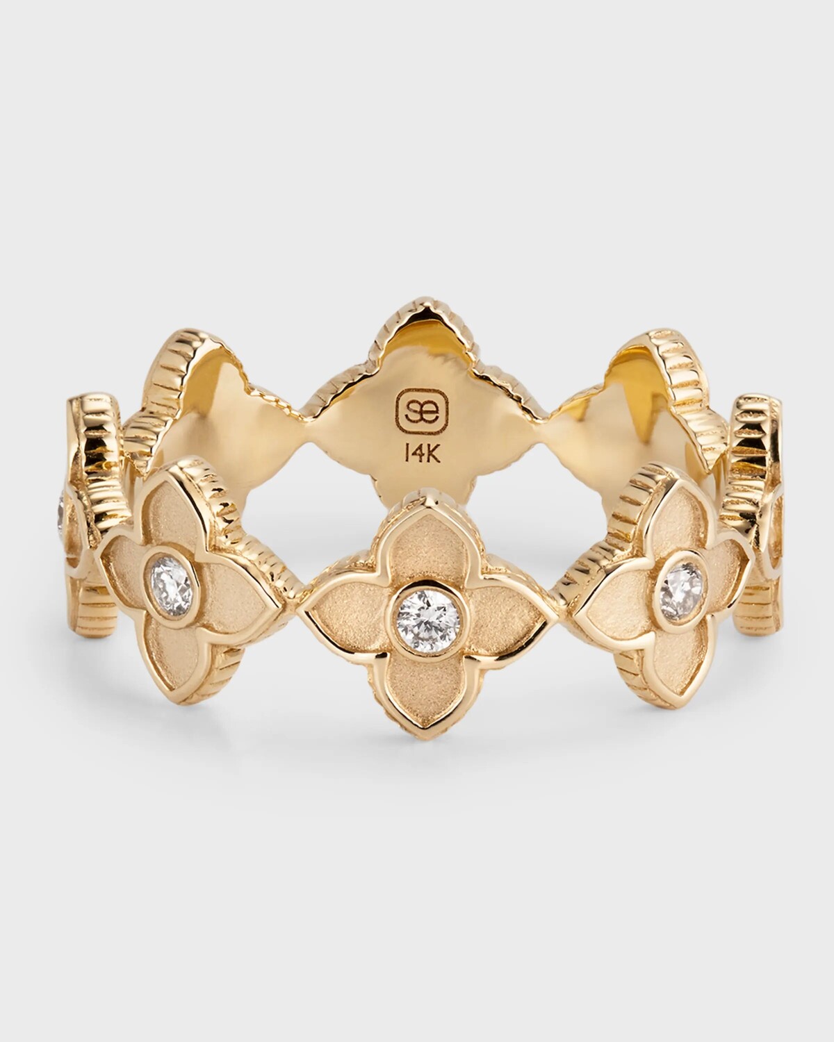 Марокканское кольцо вечности с маленьким атласным безелем и гребешком Sydney Evan
Марокканское кольцо вечности с маленьким атласным безелем и гребешком Sydney Evan