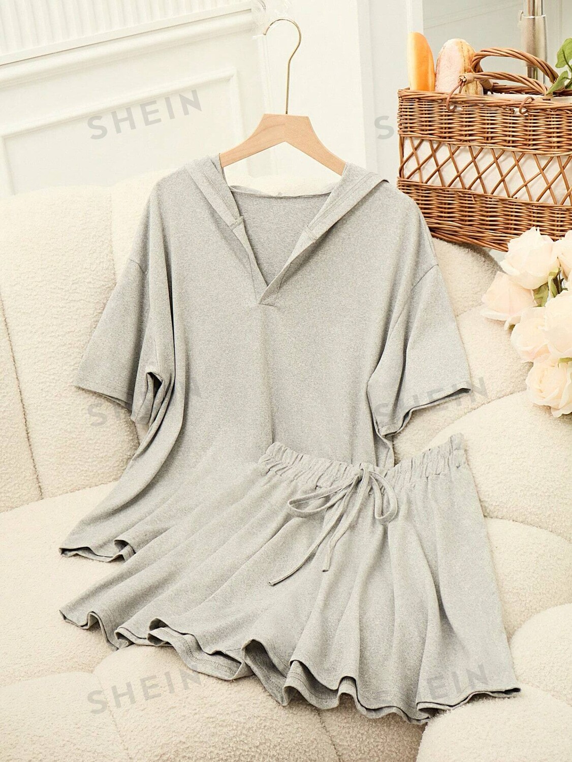 Ezwear Комплект из однотонной рубашки и шорт, с капюшоном, короткими рукавами, для лета Shein, светло-серый
Ezwear Комплект из однотонной рубашки и шорт, с капюшоном, короткими рукавами, для лета Shein, светло-серый