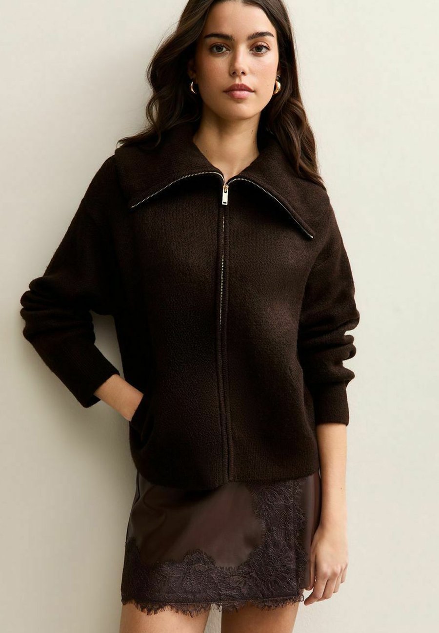Кардиган New Look KNIT ZIP UP, Dark Brown
Кардиган New Look KNIT ZIP UP, Dark Brown