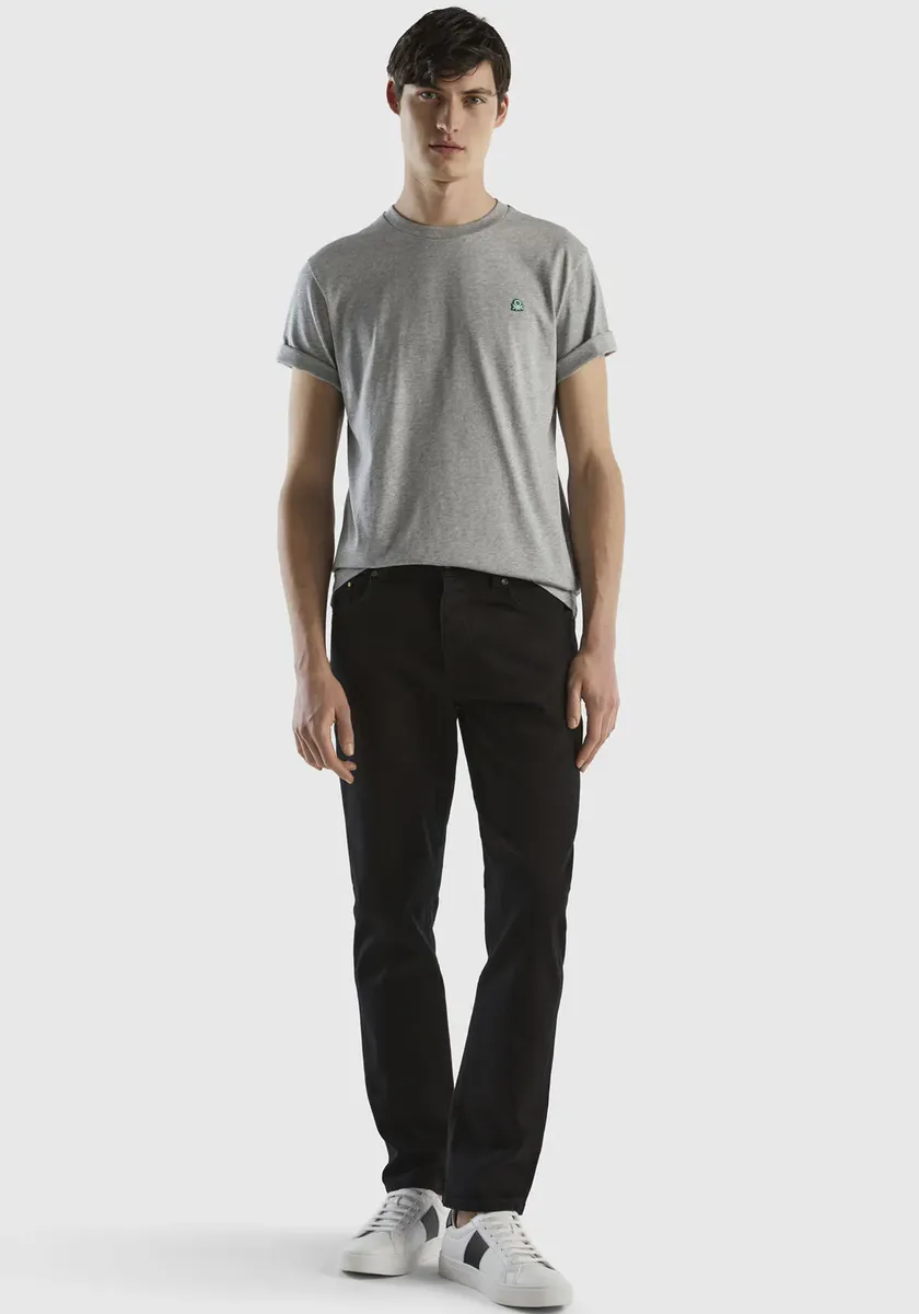 Футболка United Colors of Benetton со значком, серый
Футболка United Colors of Benetton со значком, серый