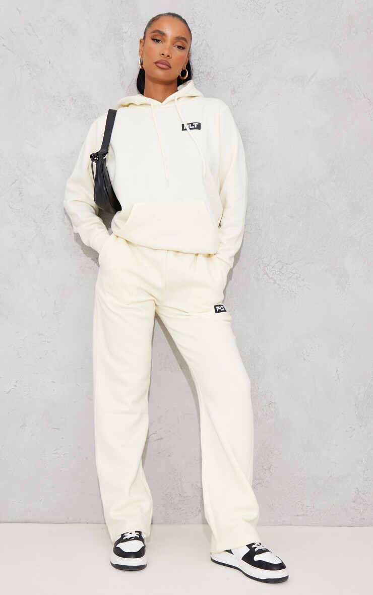 PrettyLittleThing Кремовые прямые джоггеры с логотипом и принтом
PrettyLittleThing Кремовые прямые джоггеры с логотипом и принтом