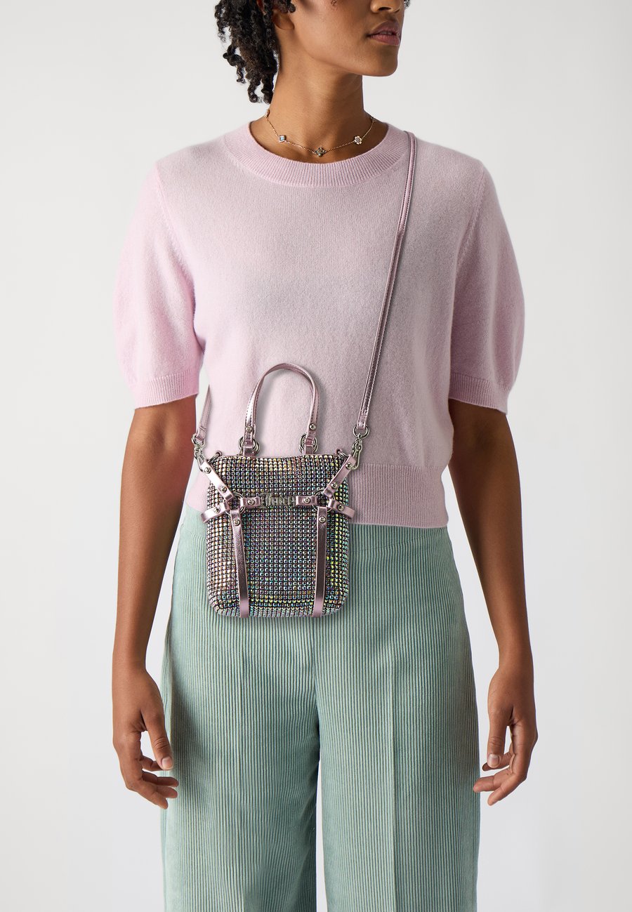 Сумка Juicy Couture MELANIE CAGE SMALL DOUBLE HANDLE, Rainbow/Multi-Coloured
Сумка Juicy Couture MELANIE CAGE SMALL DOUBLE HANDLE, Rainbow/Multi-Coloured
