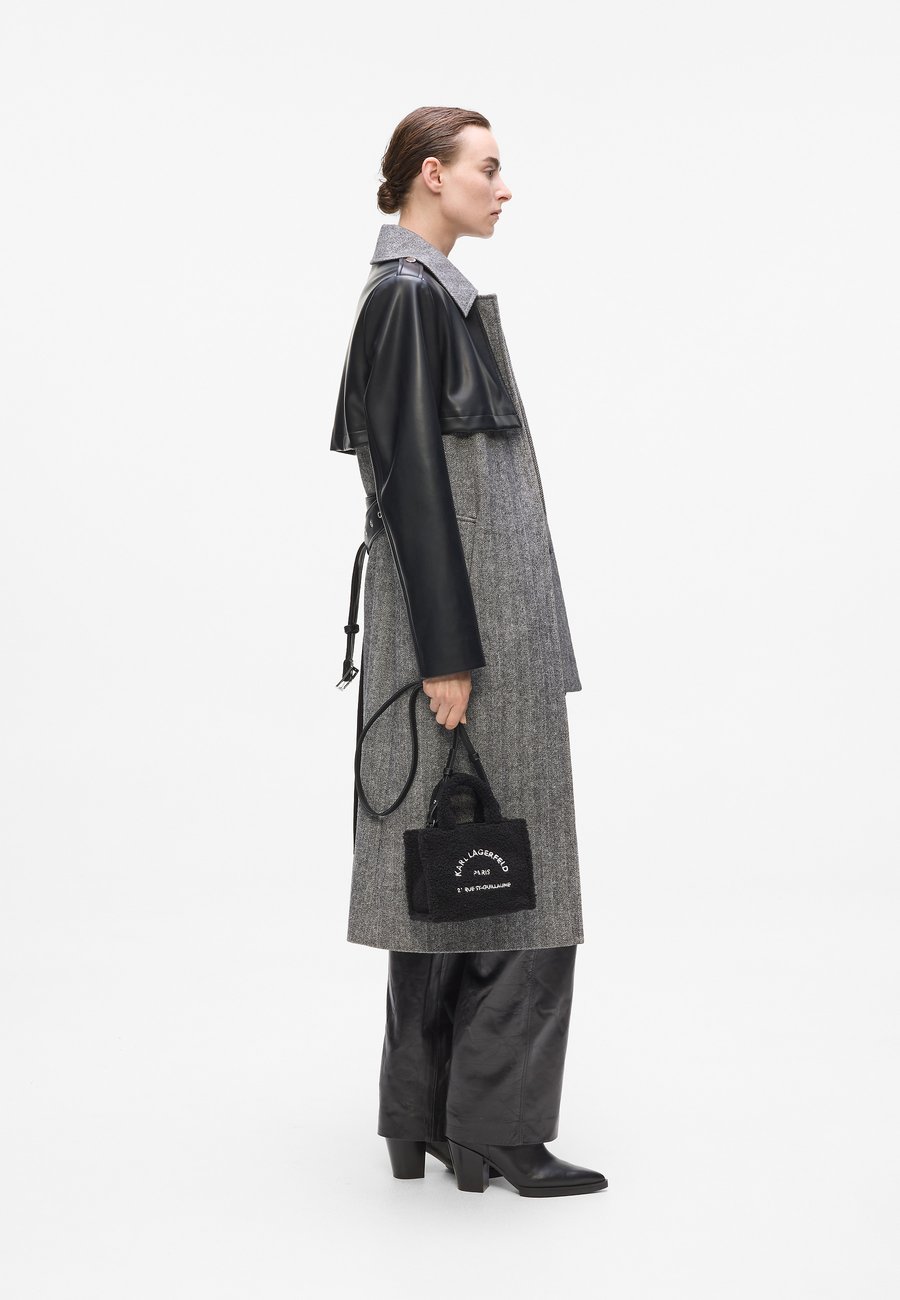 Сумка-шоппер KARL LAGERFELD MINI SQUARE SHEARL, Black
Сумка-шоппер KARL LAGERFELD MINI SQUARE SHEARL, Black