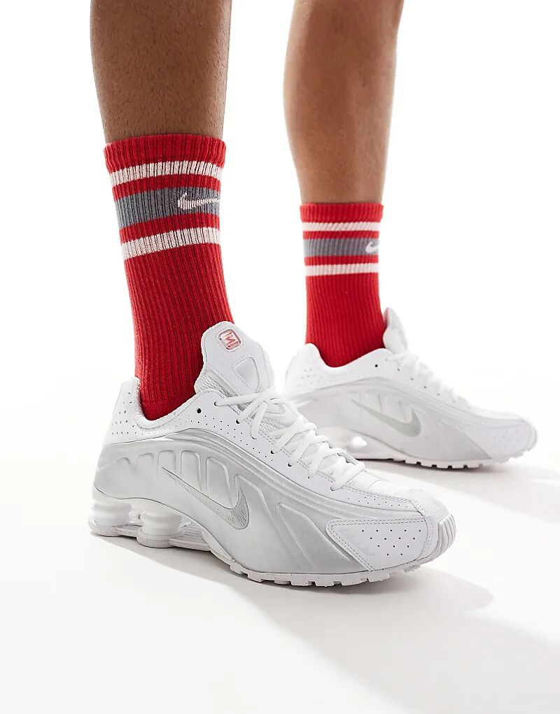 Кроссовки Shox R4 белого и металлического серебристого цвета Nike
Кроссовки Shox R4 белого и металлического серебристого цвета Nike