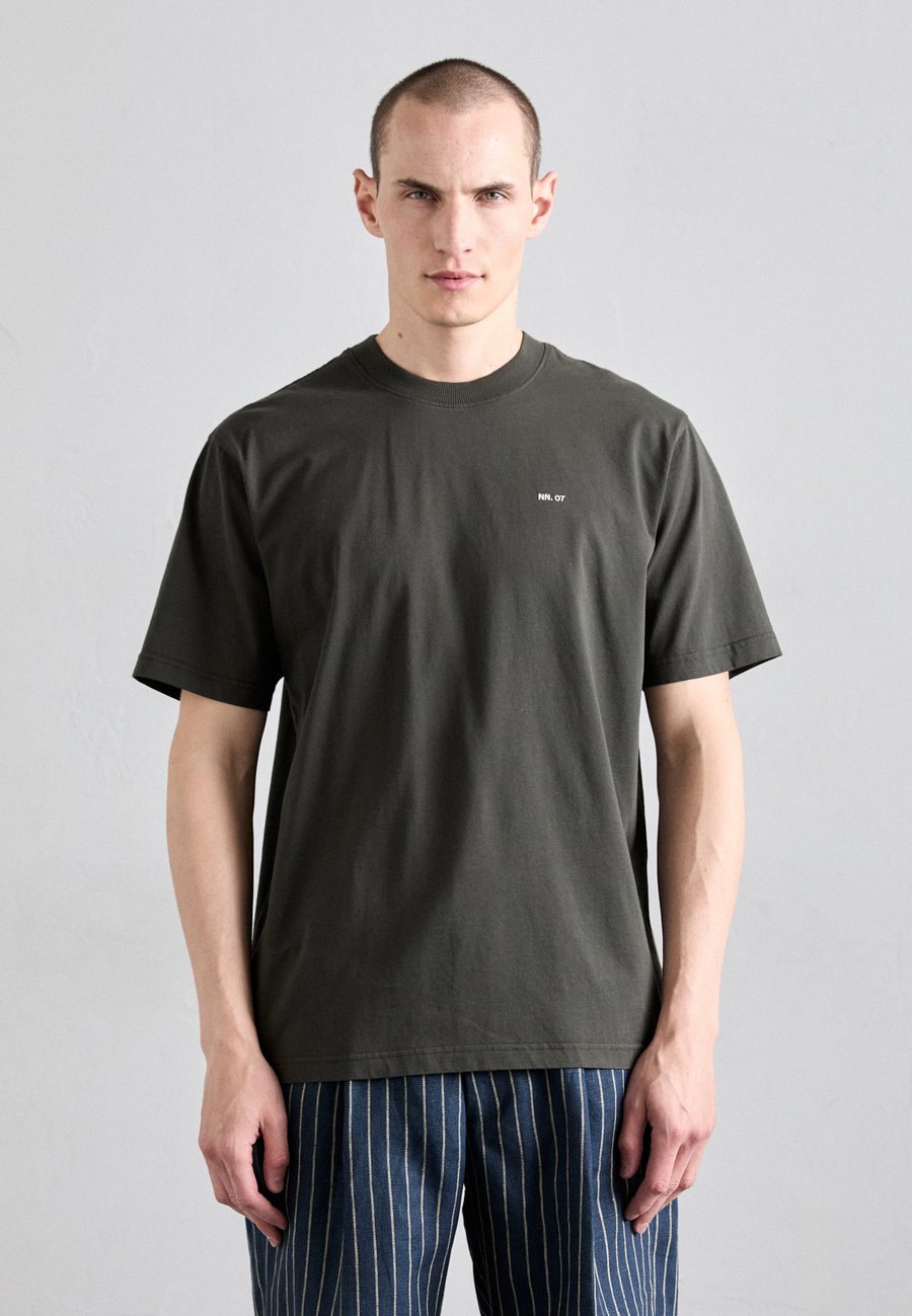 Футболка NN.07 ADAM EMB, Khaki, Хаки, Футболка NN.07 ADAM EMB, Khaki
Футболка NN.07 ADAM EMB, Khaki, Хаки, Футболка NN.07 ADAM EMB, Khaki