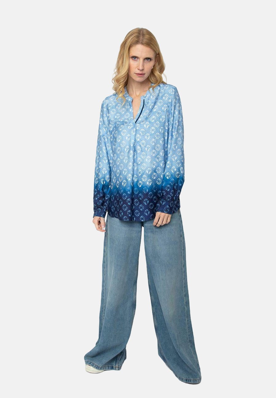Блуза Emily van den Bergh Blouse, Blue Navy Batik/Dark Blue
Блуза Emily van den Bergh Blouse, Blue Navy Batik/Dark Blue