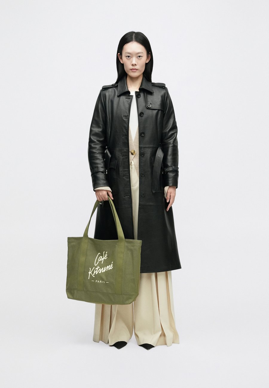 Сумка-шоппер Café Kitsuné TOTE, Dark Khaki/Khaki
Сумка-шоппер Café Kitsuné TOTE, Dark Khaki/Khaki