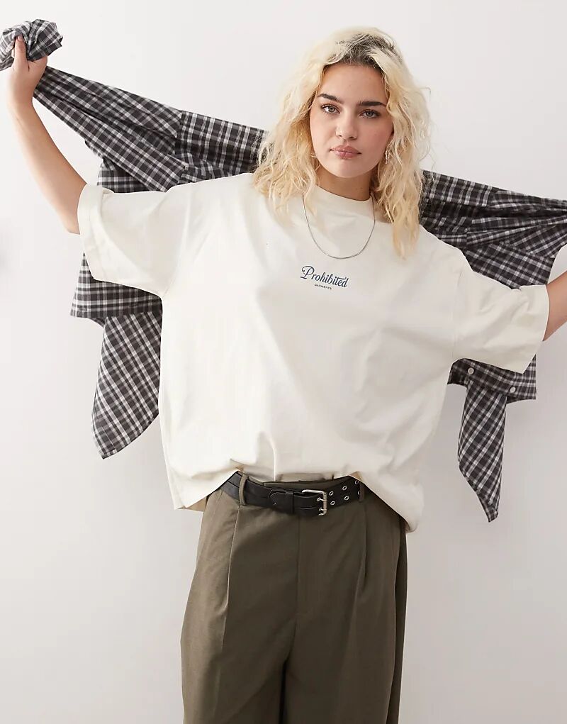Prohibited – Свободная футболка кремово-белого цвета с логотипом
Prohibited – Свободная футболка кремово-белого цвета с логотипом