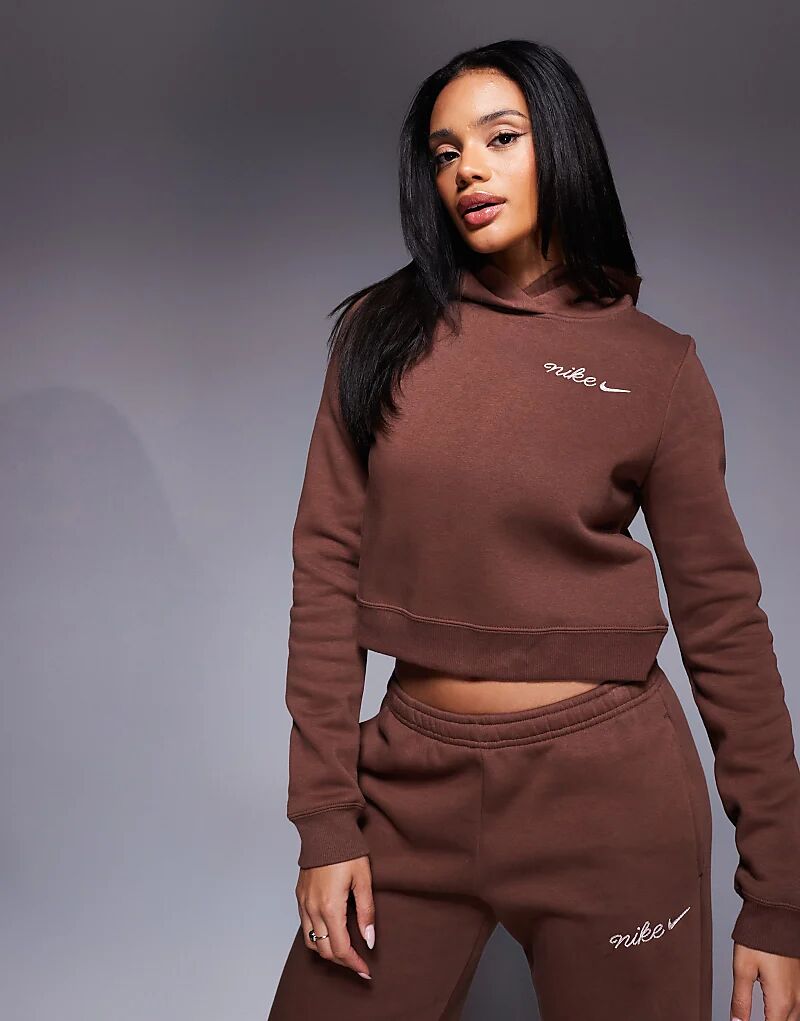 Укороченная толстовка с капюшоном и вышитым логотипом Nike коричневого цвета
Укороченная толстовка с капюшоном и вышитым логотипом Nike коричневого цвета