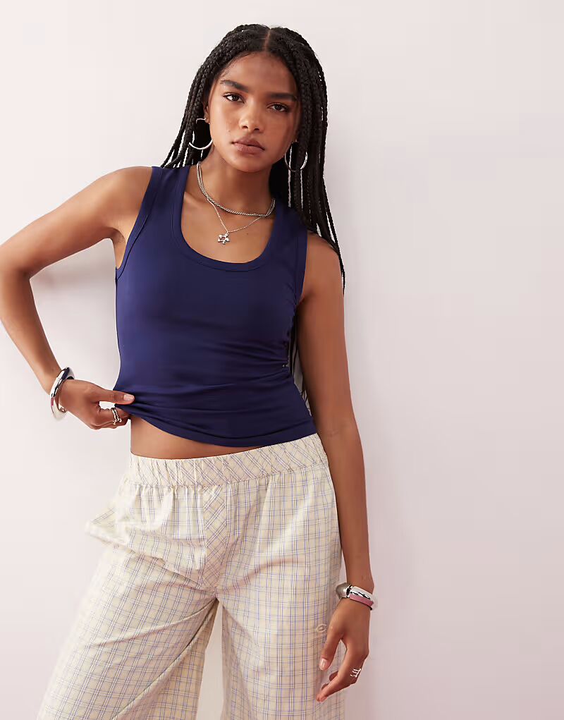 Топ COLLUSION с завышенной горловиной в темно-синем цвете
Топ COLLUSION с завышенной горловиной в темно-синем цвете