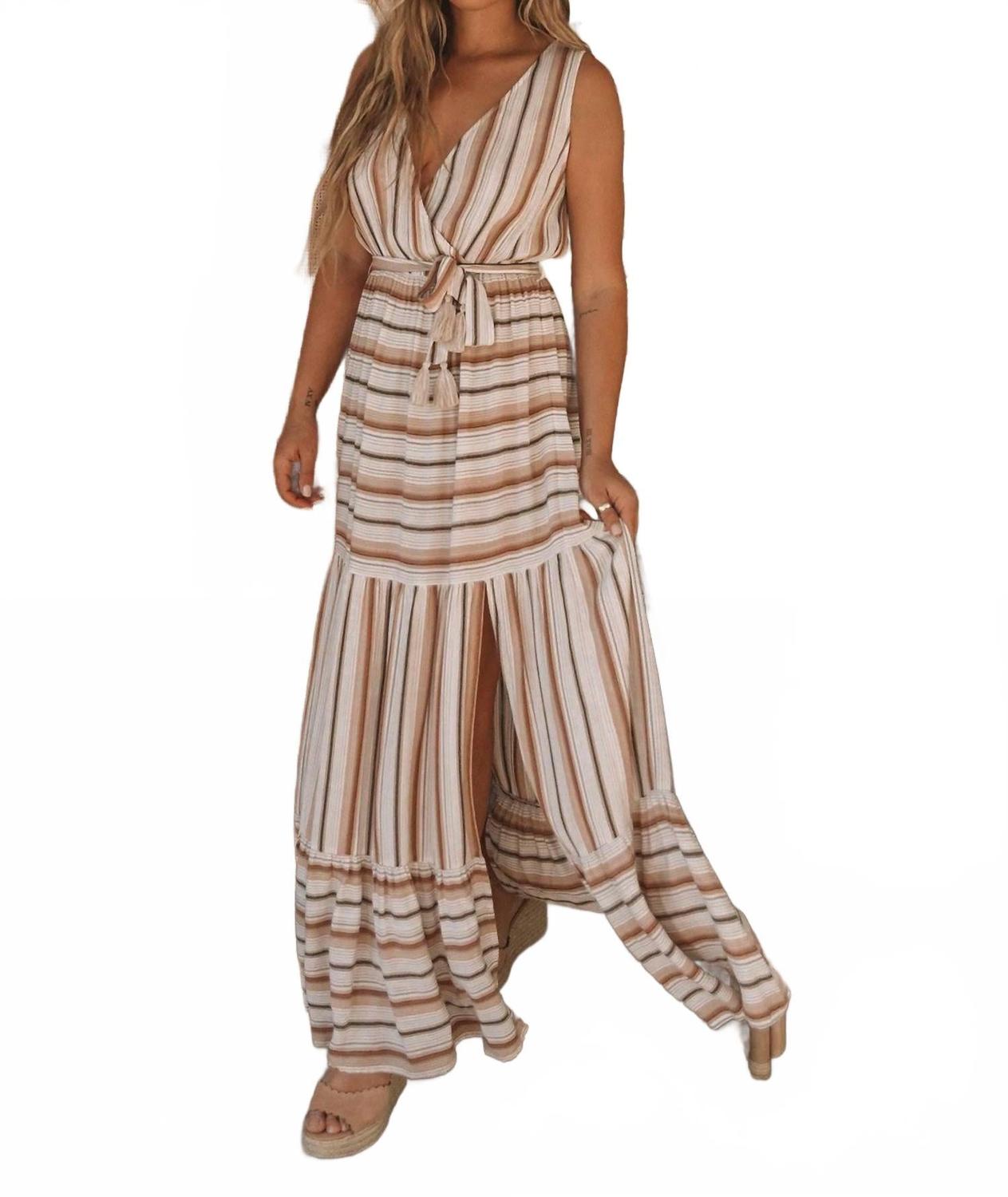 Полосатое многослойное макси-платье-сюрплис в натуральном бежевом цвете LOVESTITCH
Полосатое многослойное макси-платье-сюрплис в натуральном бежевом цвете LOVESTITCH