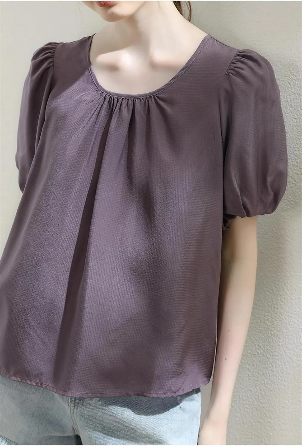 Женская футболка Silk Retro с буфами и круглым вырезом
Женская футболка Silk Retro с буфами и круглым вырезом