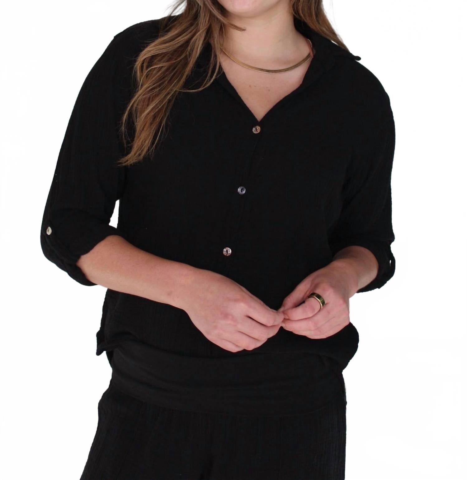 Черная рубашка на пуговицах из газы Fresh laundry
Черная рубашка на пуговицах из газы Fresh laundry