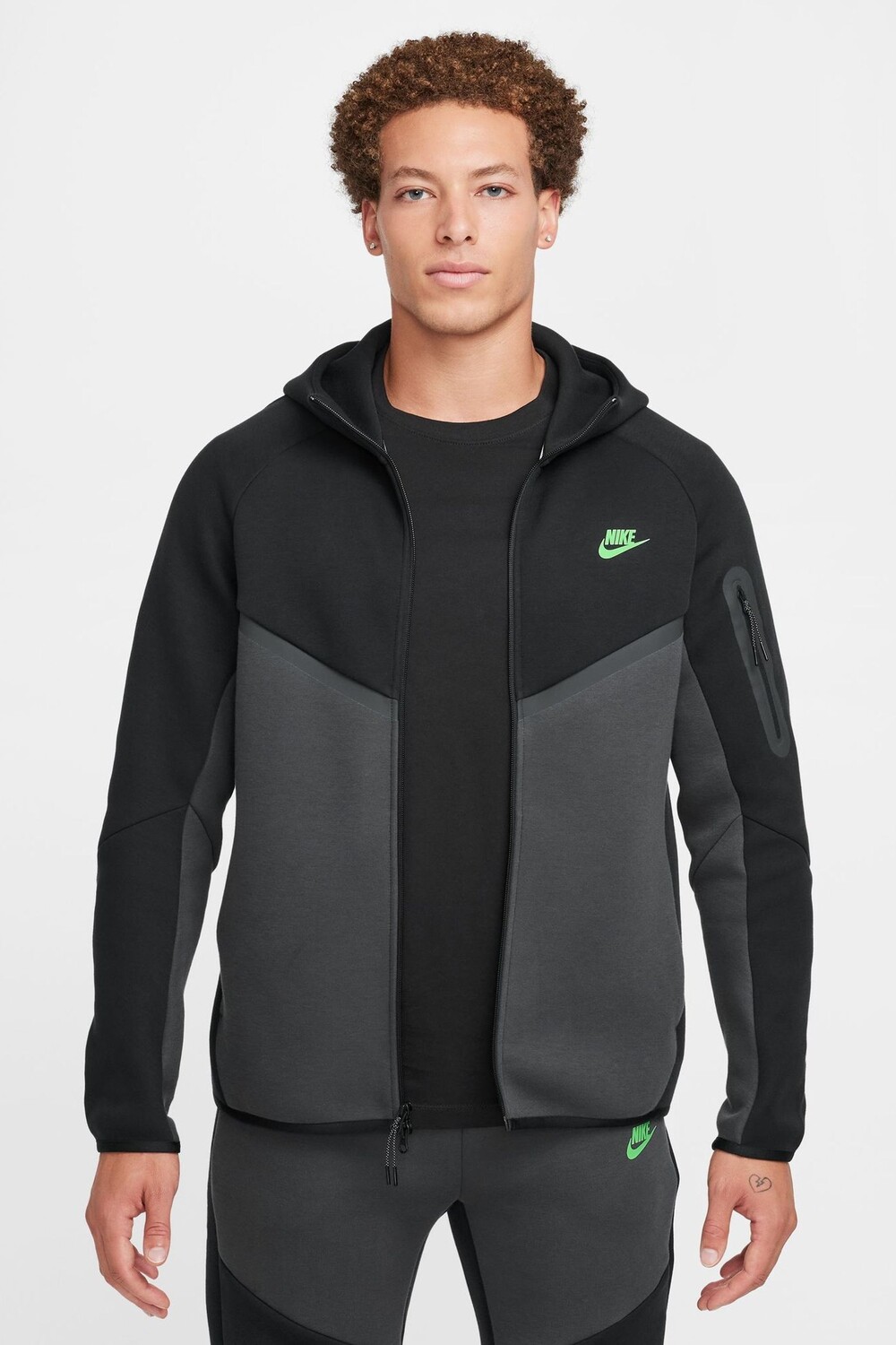 Толстовка с капюшоном из технологического флиса с застежкой молнией Nike, черный
Толстовка с капюшоном из технологического флиса с застежкой молнией Nike, черный