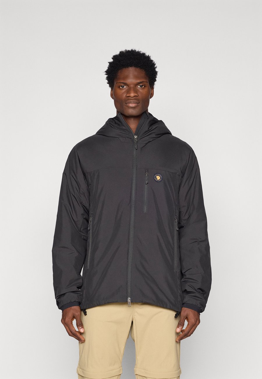 Куртка Fjällräven BERGTAGEN 60 INSULATION JKT M, Black/Deep Forest/Black
Куртка Fjällräven BERGTAGEN 60 INSULATION JKT M, Black/Deep Forest/Black