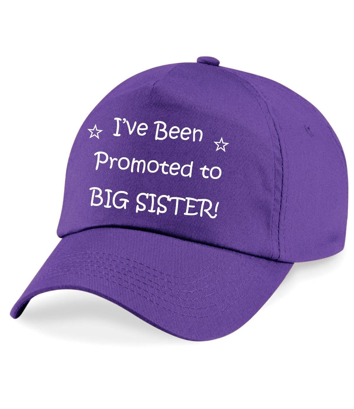 Меня повысили до бейсболки «Большая сестра» 60 SECOND MAKEOVER, фиолетовый
Меня повысили до бейсболки «Большая сестра» 60 SECOND MAKEOVER, фиолетовый