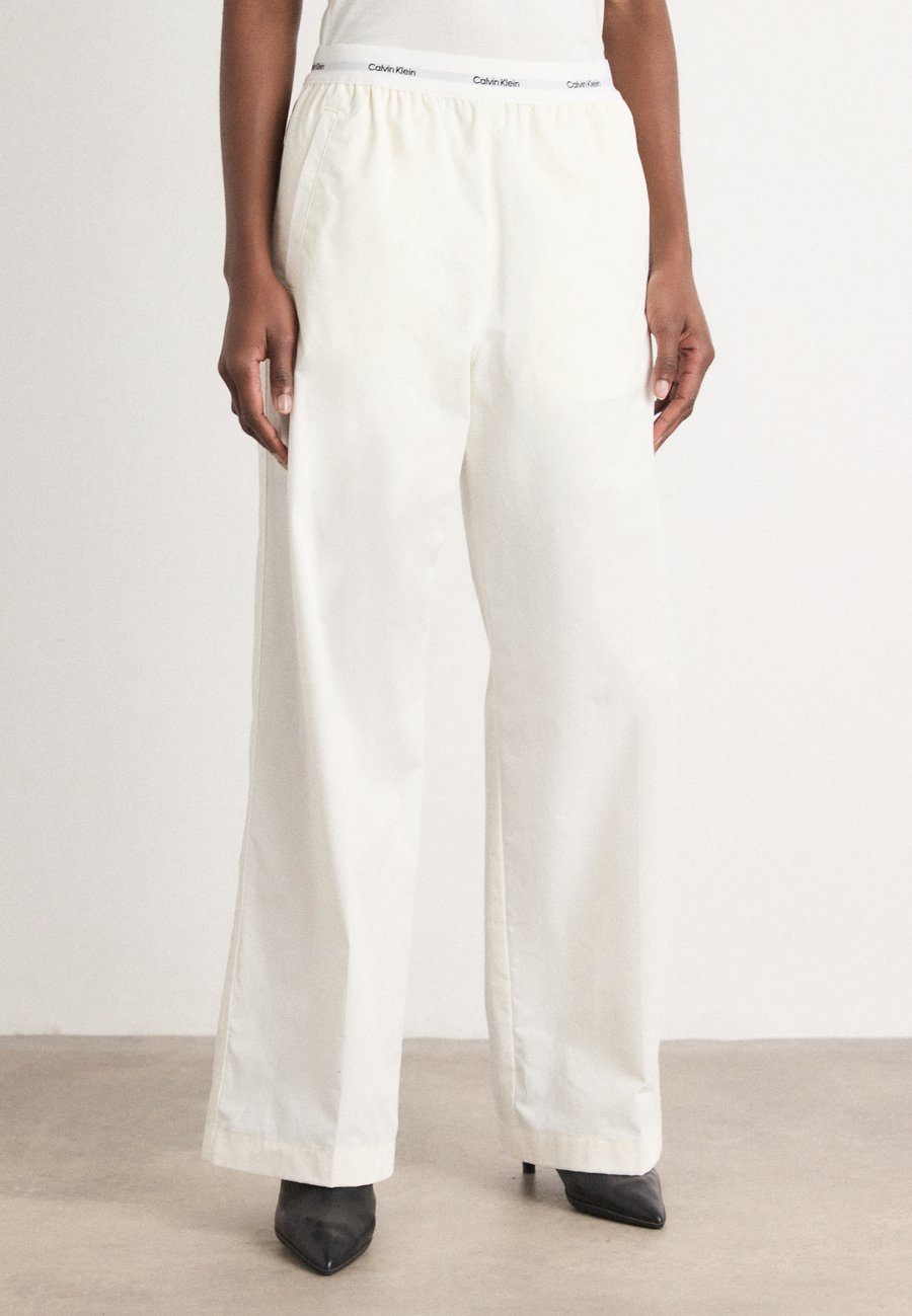 Брюки Calvin Klein Jeans RELAXED, Blanc De Blanc/White
Брюки Calvin Klein Jeans RELAXED, Blanc De Blanc/White