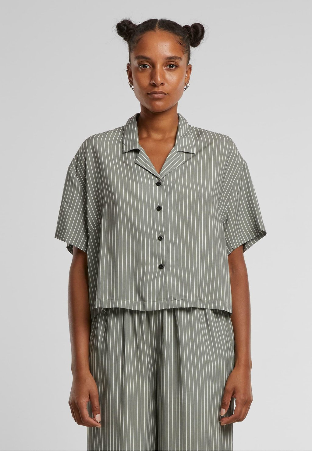 Блузка на пуговицах RESORT Urban Classics, оливковый
Блузка на пуговицах RESORT Urban Classics, оливковый