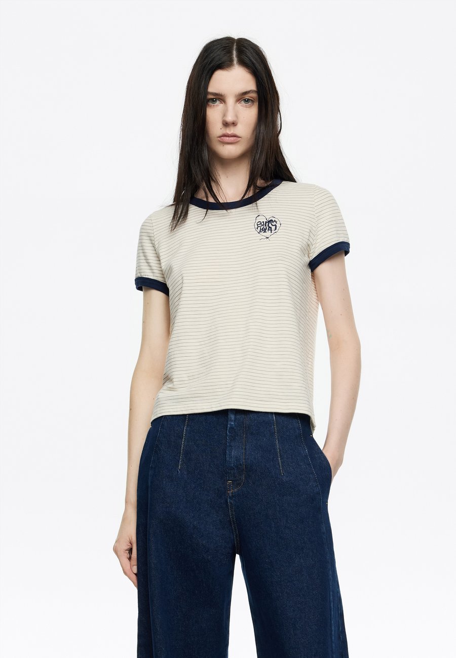 Футболка Bimba Y Lola VIVO A CONTRASTE RAYAS MARFIL, Marfil/Beige
Футболка Bimba Y Lola VIVO A CONTRASTE RAYAS MARFIL, Marfil/Beige
