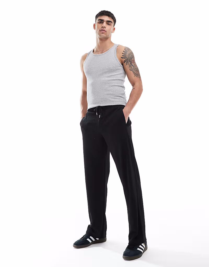 Джоггеры Bershka из сирсакера черного цвета
Джоггеры Bershka из сирсакера черного цвета