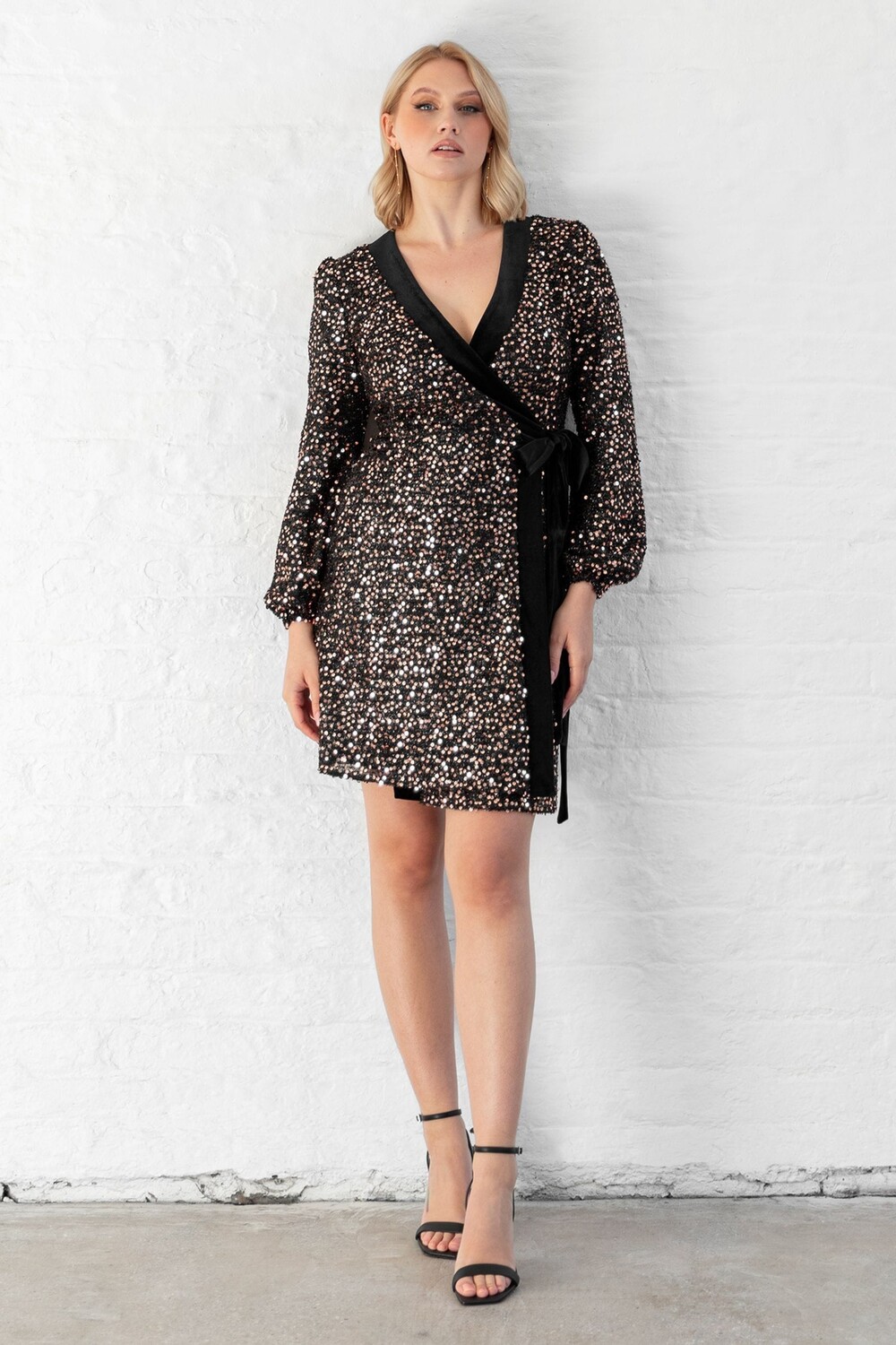 Мини платье с отделкой из блесток и мишуры Lovedrobe, черный
Мини платье с отделкой из блесток и мишуры Lovedrobe, черный