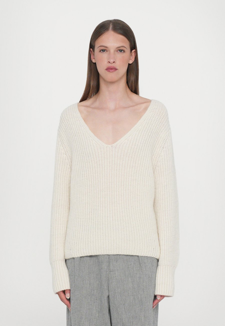 Джемпер CLOSED V NECK LONG SLEEVE, Ivory/Off-White
Джемпер CLOSED V NECK LONG SLEEVE, Ivory/Off-White