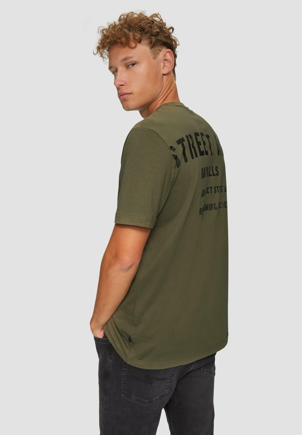 Футболка с принтом MIT FRONT- UND RÜCKEN QS, хаки
Футболка с принтом MIT FRONT- UND RÜCKEN QS, хаки