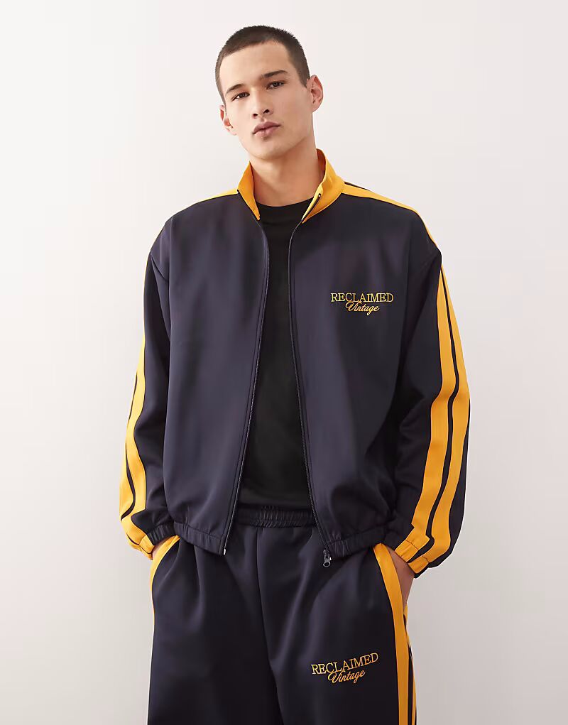 Спортивная куртка в цвете «тёмно-синий» с полосками по бокам Reclaimed Vintage
Спортивная куртка в цвете «тёмно-синий» с полосками по бокам Reclaimed Vintage
