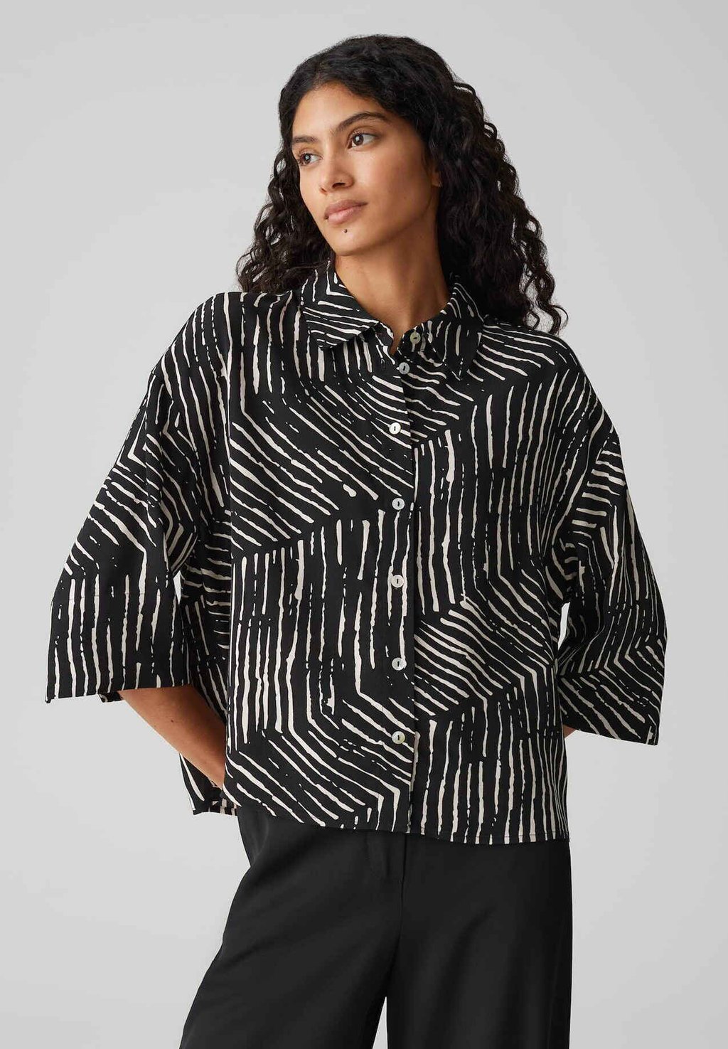 Блузка на пуговицах BOXY FIT TWO TONE PRINT OPUS, черный
Блузка на пуговицах BOXY FIT TWO TONE PRINT OPUS, черный