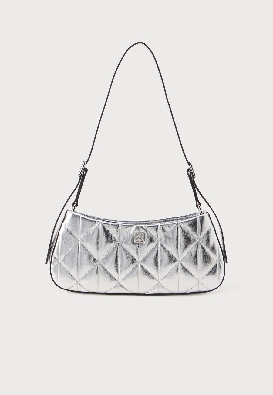 Сумка Calvin Klein QUILTED SHOULDER BAG, Metallic Silver-Coloured/Silver-Coloured
Сумка Calvin Klein QUILTED SHOULDER BAG, Metallic Silver-Coloured/Silver-Coloured