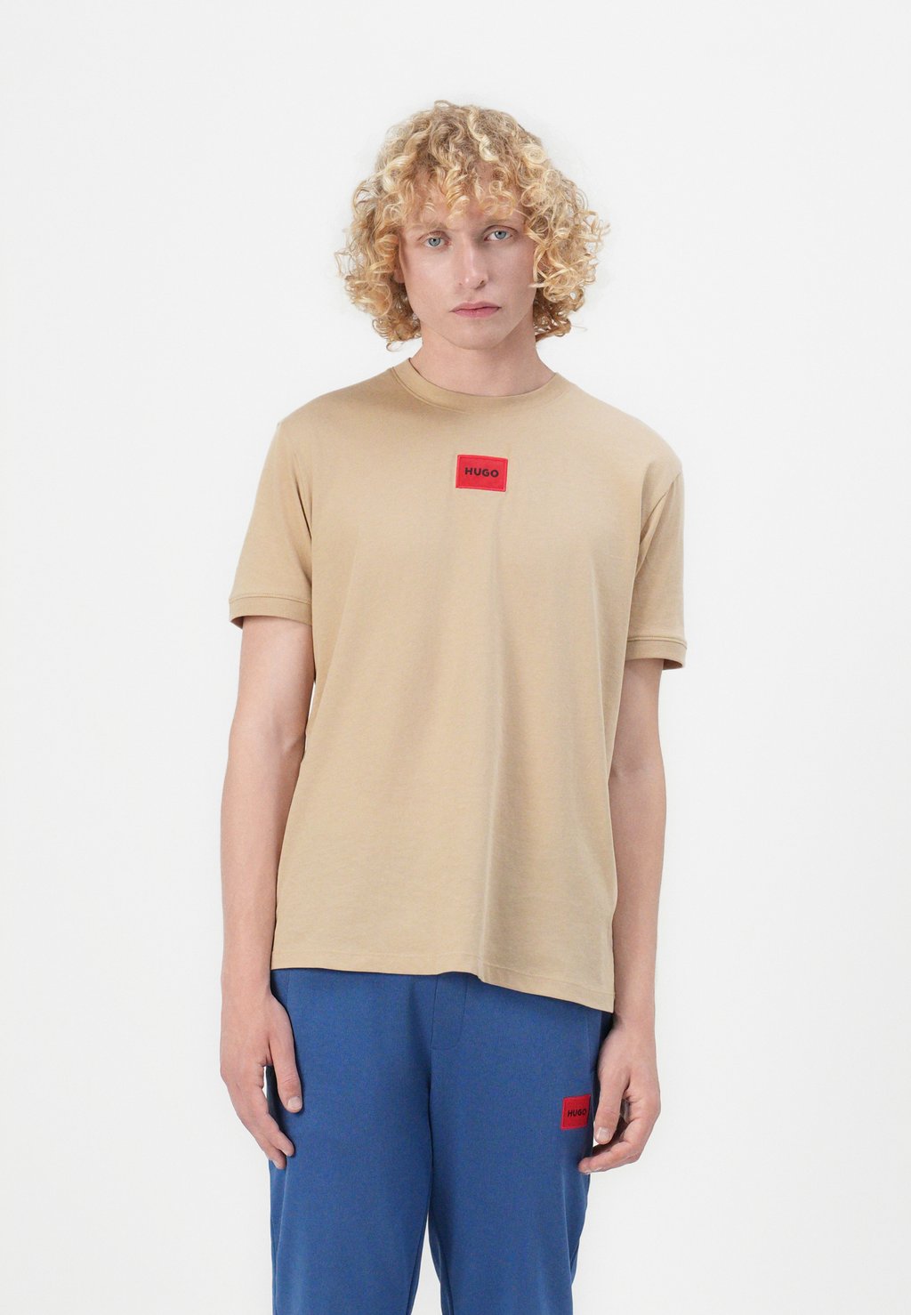 Футболка с принтом DIRAGOLINO HUGO, бежевый
Футболка с принтом DIRAGOLINO HUGO, бежевый