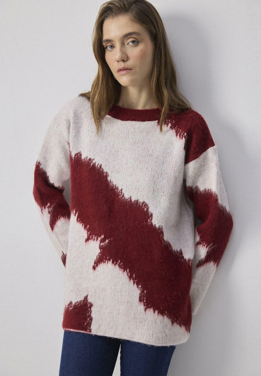 Джемпер Touché Privé ABSTRACT PATTERNED, Burgundy/Bordeaux
Джемпер Touché Privé ABSTRACT PATTERNED, Burgundy/Bordeaux