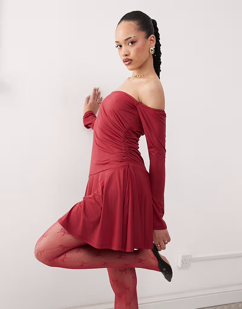 Мини-платье Labelrail x Jennifer McKing с обтягивающими воланами и открытыми плечами в бордовом цвете
Мини-платье Labelrail x Jennifer McKing с обтягивающими воланами и открытыми плечами в бордовом цвете