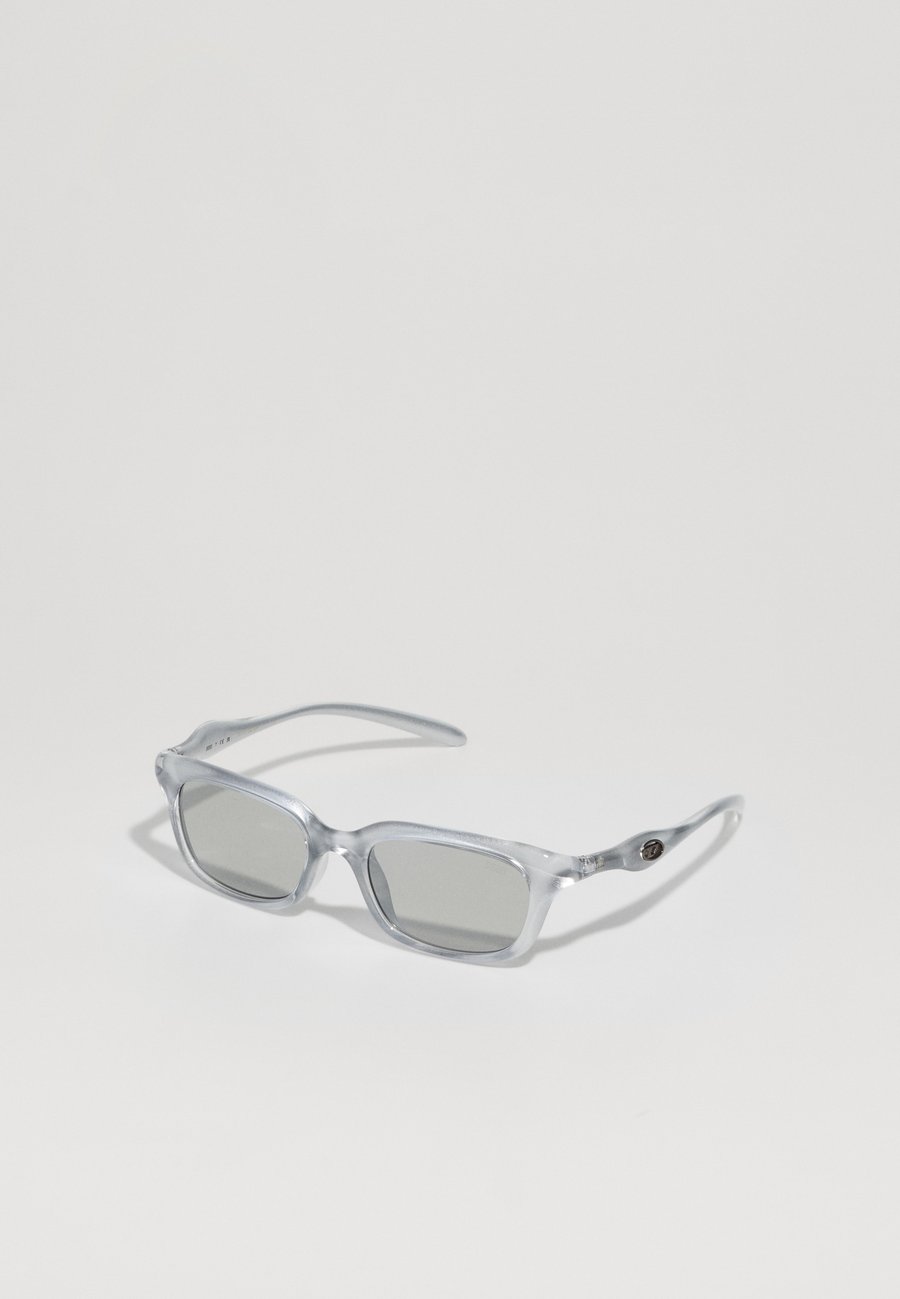 Солнцезащитные очки Diesel UNISEX, Crtistal Metallic / Light Grey Mirror Silver/Transparent
Солнцезащитные очки Diesel UNISEX, Crtistal Metallic / Light Grey Mirror Silver/Transparent
