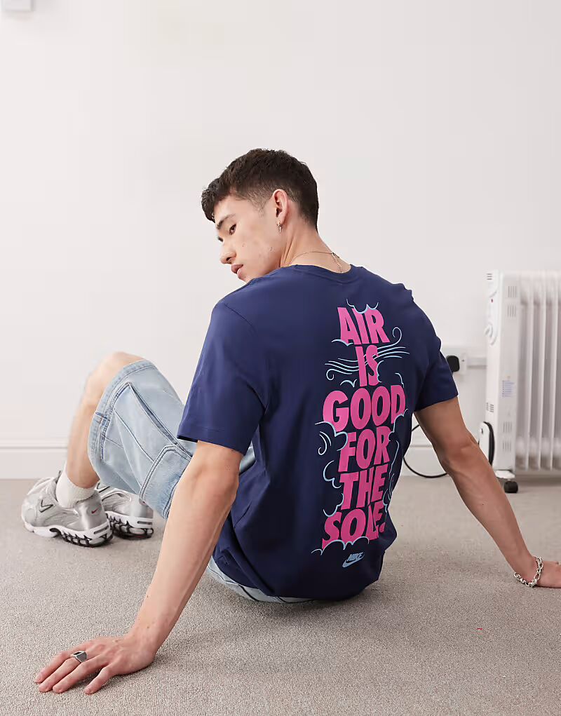 Футболка с графическим принтом на спине Nike Air темно-синего цвета
Футболка с графическим принтом на спине Nike Air темно-синего цвета