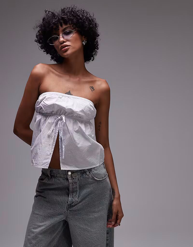 Белый топ без бретелек с ритмичными сборками и позами
Белый топ без бретелек с ритмичными сборками и позами