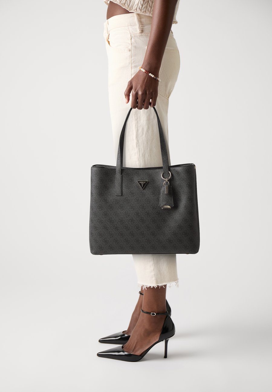 Сумка-шоппер Guess MERIDIAN GIRLFRIEND TOTE, Coal /Dark Grey
Сумка-шоппер Guess MERIDIAN GIRLFRIEND TOTE, Coal /Dark Grey