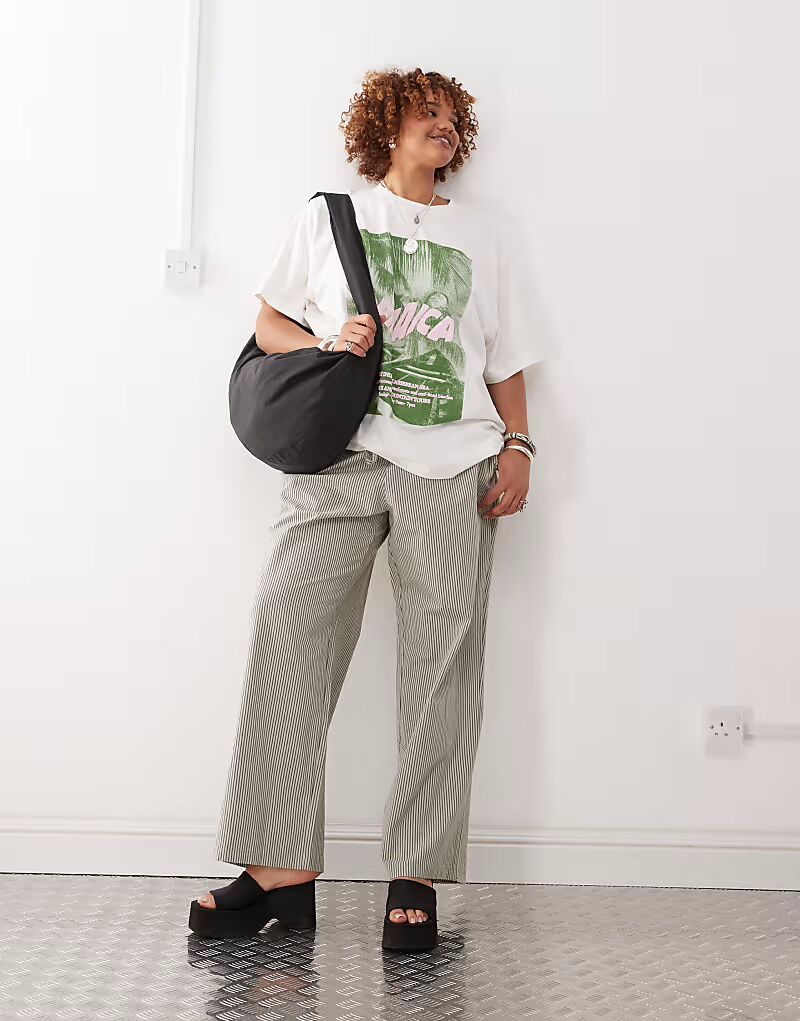 Широкие брюки Noisy May Curve с завязками спереди в серую полоску
Широкие брюки Noisy May Curve с завязками спереди в серую полоску