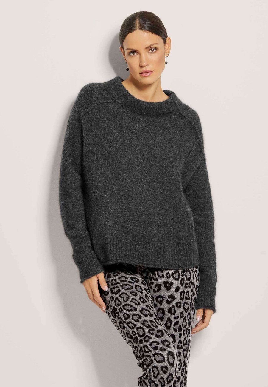 Джемпер MADELEINE Jumper, Stone Gray Wool White Melange/Dark Grey
Джемпер MADELEINE Jumper, Stone Gray Wool White Melange/Dark Grey